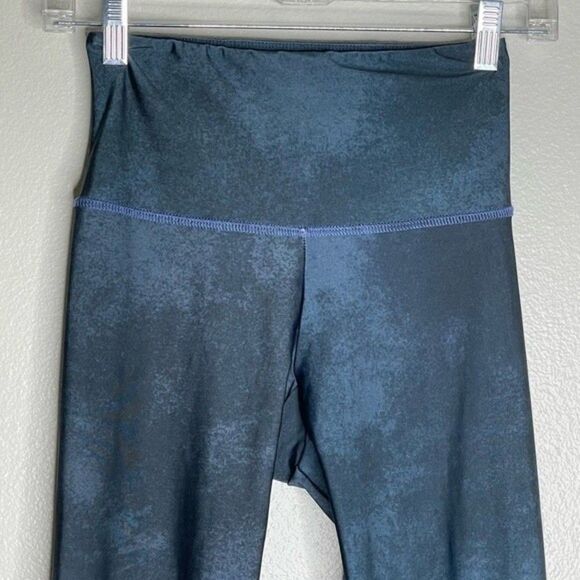 Onzie Women's Blue Graphic Tie Dye Midi Flow Leggings Size Medium - Picture 6 of 12